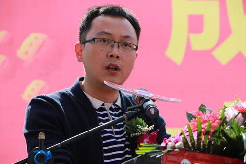 成都市龙泉驿区就业局副局长陈致辞