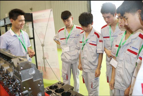 学生们互相讨论并提出问题