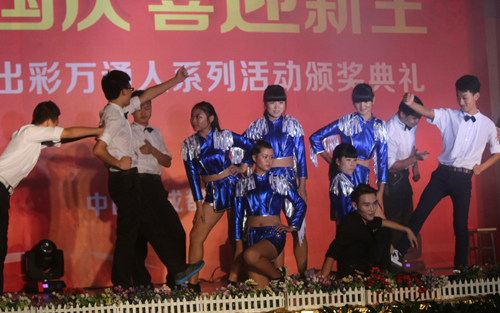万通学生精彩演绎《小苹果》活力四射
