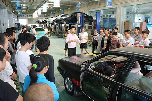 刘文老师为前来参观的家长和学子讲解改装车