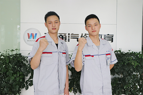 双胞胎兄弟伍鹏、伍麒