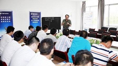 何总在给学员授课