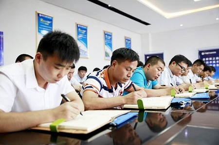 学员们在认真听课