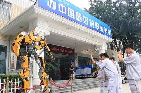 ”大黄蜂“霸气助战引来众多学生围观