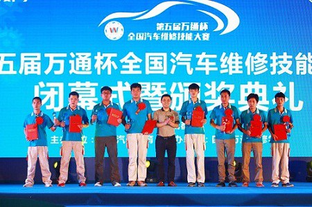 中国汽车工程学会特聘专家兼大赛总裁判长李东江教授为学生组一等奖选手颁奖