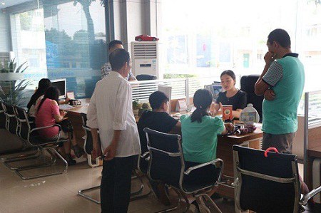 7月众多学生和家长来我校参观报名