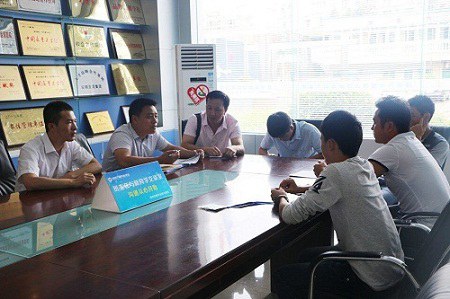 班主任正在和新生家长交流
