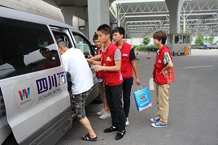 红马甲接学生和家长乘坐校车返校