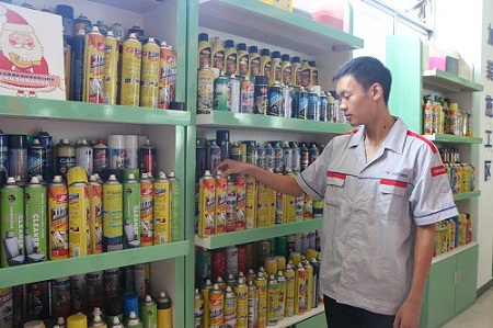 李在强正在认真地整理设备工具