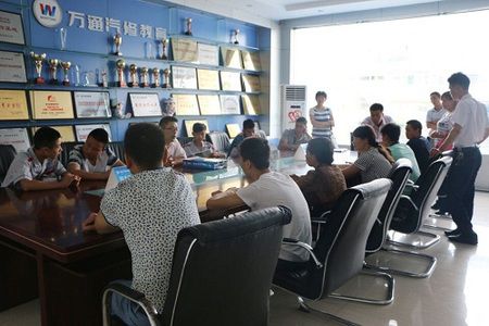 班主任正在和新生家长交流沟通