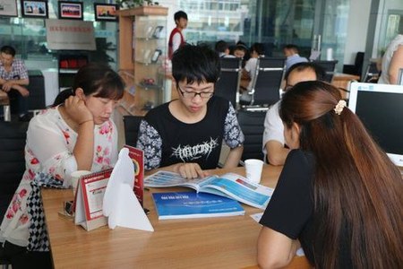 职业规划师为来校报名学子和家长解读报读指南