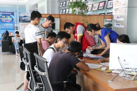学子报名学汽修热情高涨