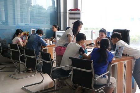 职业规划师为来校报名学子和家长介绍我校