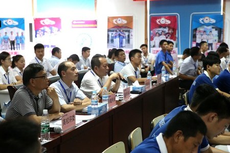 裁判长向学生提问