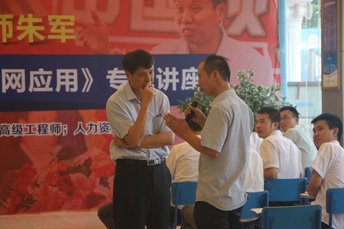 朱军教授和老师们亲切交流