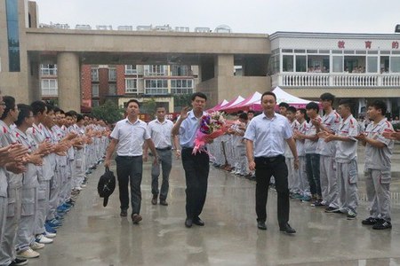 成都万通汽修学院同学们冒雨欢迎朱军教授莅临我校