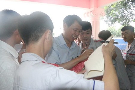 同学们纷纷争着跟朱军教授签名留影