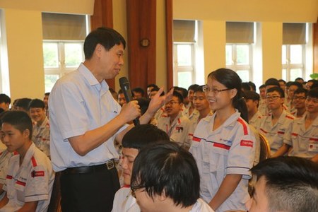朱军教授亲切地跟同学交流