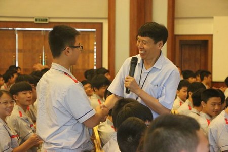 朱军教授跟同学们互动沟通