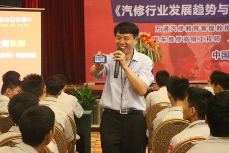 朱军教授跟同学们展示微型汽修检测设备