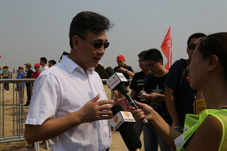 闫秘书长正在接受采访