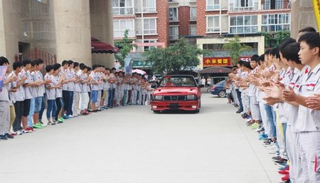 我校师生学子热烈欢迎成都万通战队凯旋归来