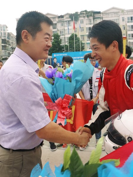 校长亲切地迎接刘文老师凯旋