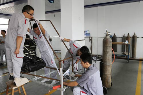 刘文老师正在改装汽车