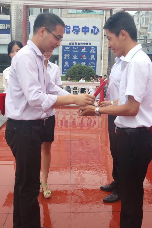 成都万通胡助理为获奖老师颁发奖状