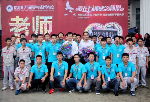 学生和李校长合影