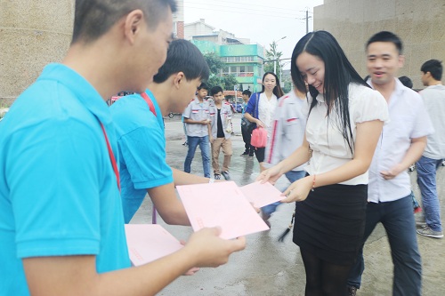 学生为老师送上祝福贺卡