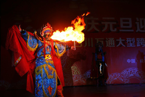 成都万通学子一家齐上阵表演《四川变脸》