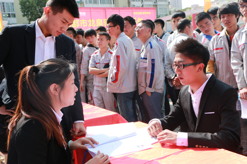 现场面试 万通学子自信满满