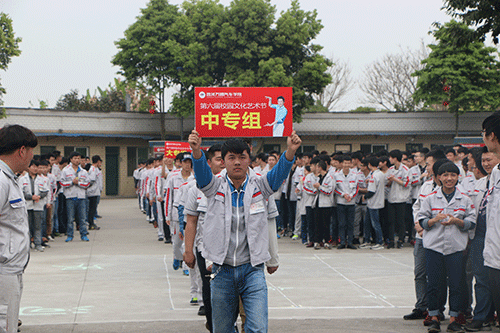 参加本次校园文化艺术节各班级学生代表入场