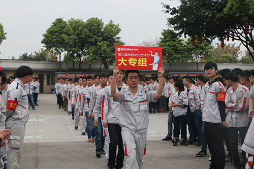 参加本次校园文化艺术节各班级学生代表入场