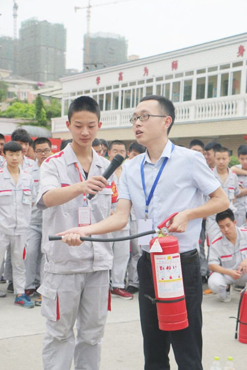 讲师讲解灭火器用法