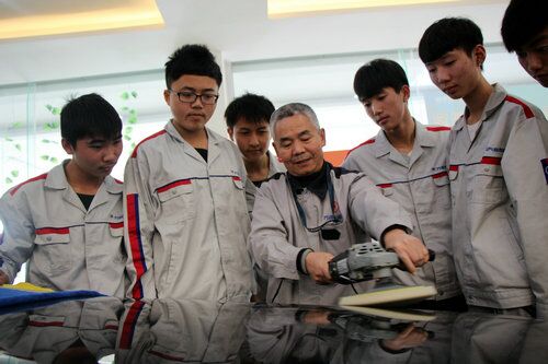 成都万通老师正在给学生上课