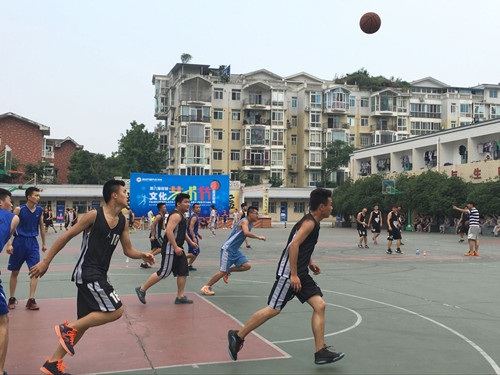 这球抛得还挺高的呀