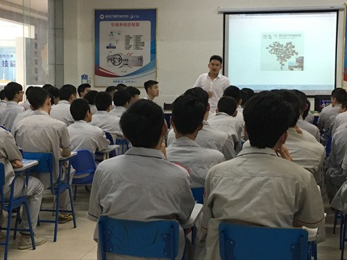 讲师在介绍企业的情况