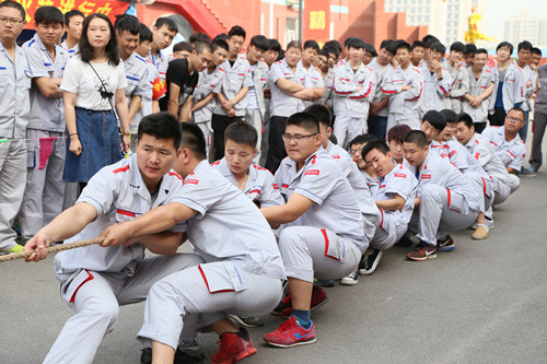 张运带领全班同学参加拔河比赛
