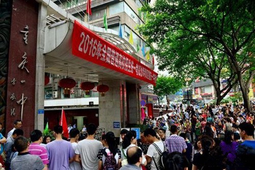 众多学子赶赴高考