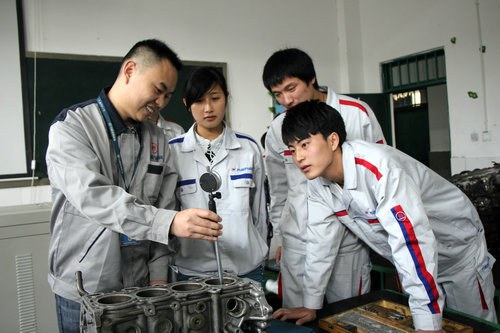 成都万通学子正专心上课