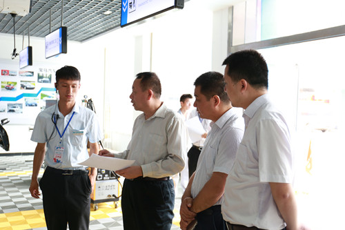 何总与其他与会嘉宾一起参观万通校园