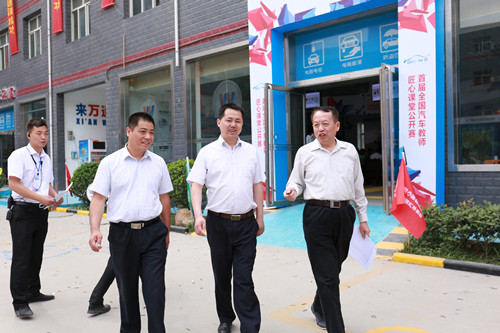 何总正在跟与会嘉宾交谈