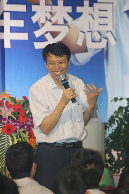 朱军教授在会场上生动的演讲