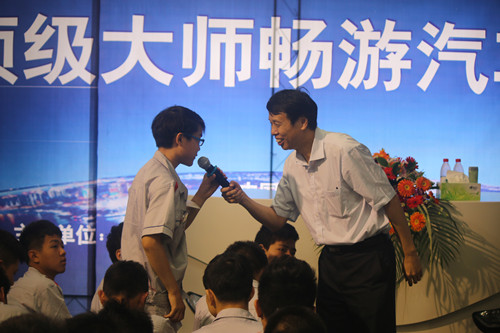 朱军教授亲切的和学子互动交流