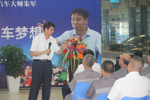 朱军教授给老师讲解行业发展