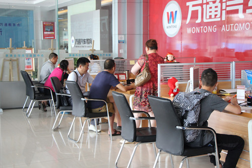 报名的学生家长正在向老师咨询