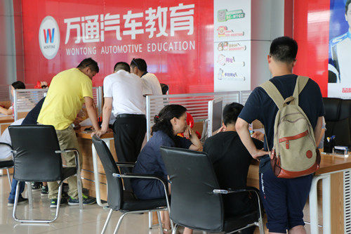 很多学子和家长前来万通报名咨询