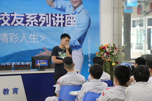 何蛟龙正在为学生演讲